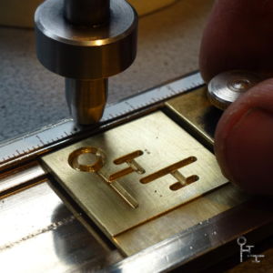 Da kommt es her - das Haudarin Männchen
Basis der Bildmarke "Haudarin" von David Bock Da kommt es her - das Haudarin Männchen Basis der Bildmarke "Haudarin" von David Bock