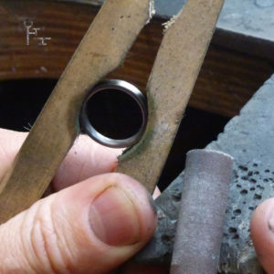 Schleifen und Polieren eines Tantal Rings Schleifen und Polieren - Wenns mal wieder länger dauert beim Schleifen oder polieren. Hilft gut gegen dampfende Finger.