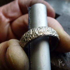 Auch in einem Ring macht Tantal eine gute Figur. Ring außen Silber - innen Tantal Auch in einem Ring macht Tantal eine gute Figur. Ring außen Silber - innen Tantal