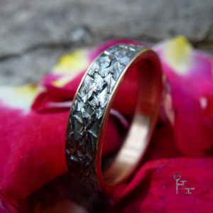 Kristallin Tantal Ehering Kristallin Tantal Ehering - Extravaganter Ehering Kristallin mit 750er Rosegold in Rosenblättern gebettet