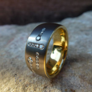Funken II auf einem Stein im Wellness-Mode Funken II auf einem Stein im Wellness-Mode - Tantal 750er Gelbgold mit Diamanten