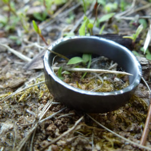 Facette Tantal Ring Facette Tantal Ring - Tantal Ring Facette beim Schlendern im Garten